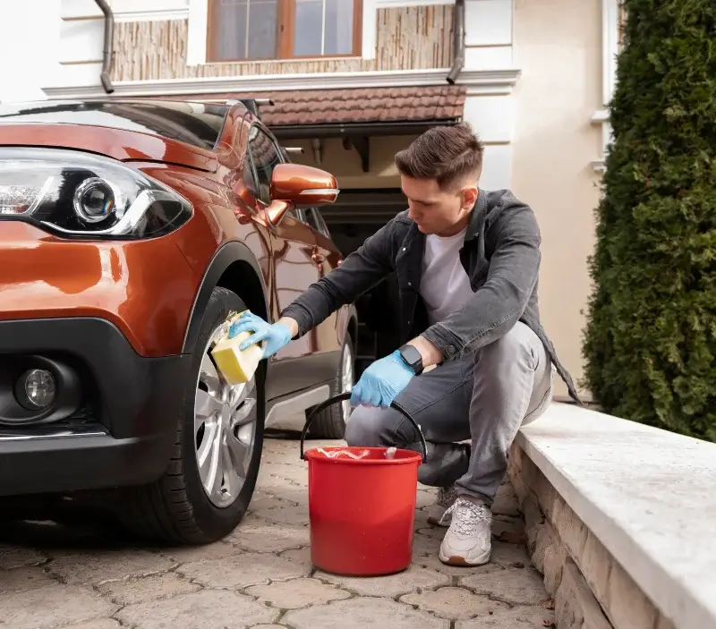 Lavage auto à domicile Montcy-Notre-Dame : professionnel intervenant sur un véhicule